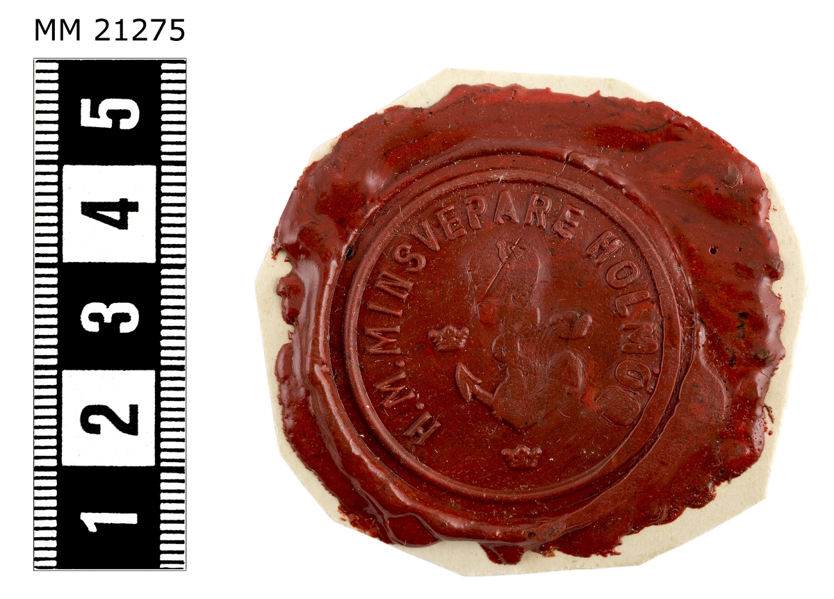 Sigillavtryck av rött lack på papper. I mitten krönt stockankare omgivet av tre kronor. Längs kanten text: "HM Minsvepare Holmön".