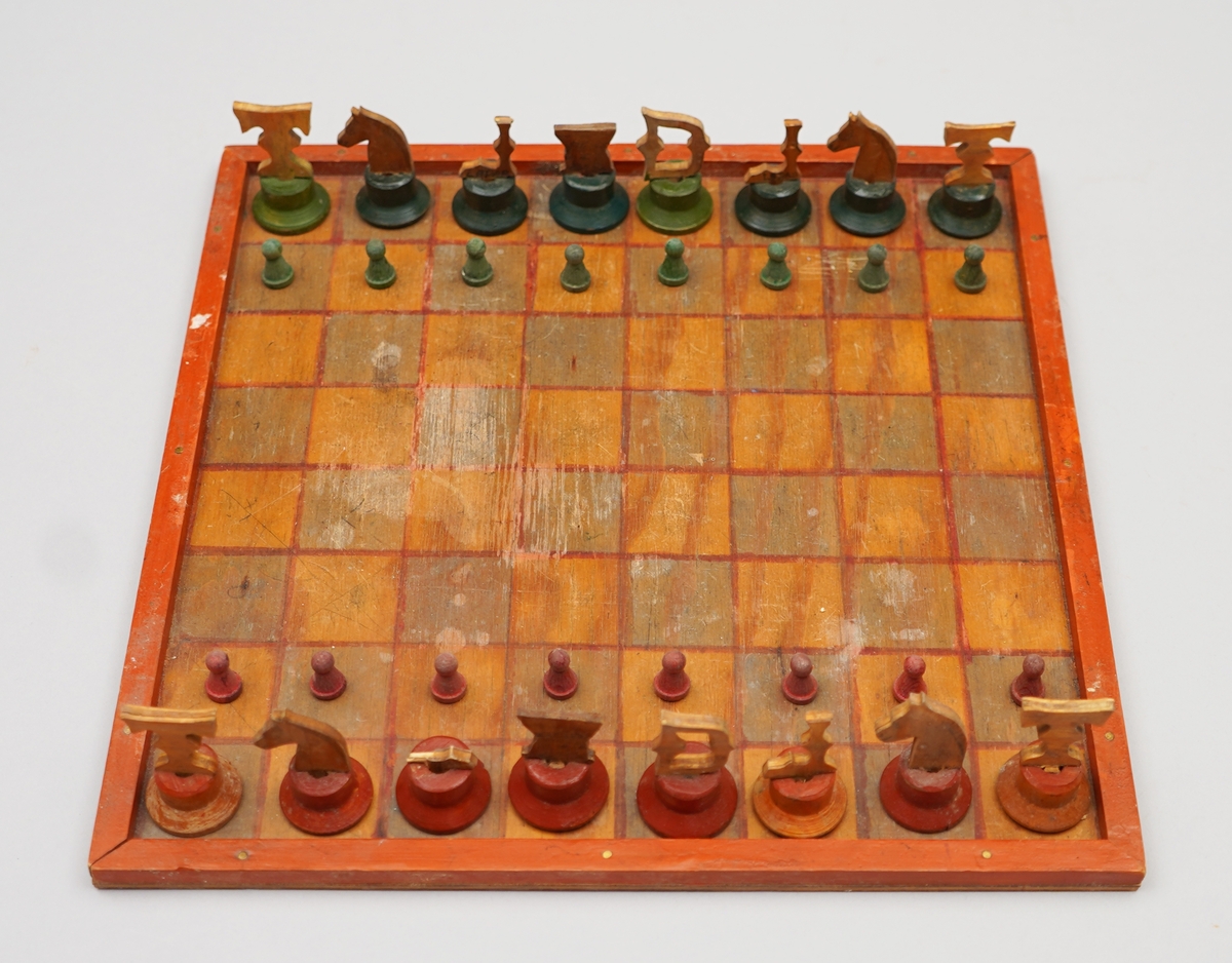 Sjakkbrett laga i tre, måla ruter. Skorne sjakkbrikkar i tre med påteikna detaljar. 4 tårn, 2 kongar, 2 dronningar, 4 springarar, 4 løparar (1 øydelagd). 20 bønder som er "vanlege" spelebrikkar i tre.