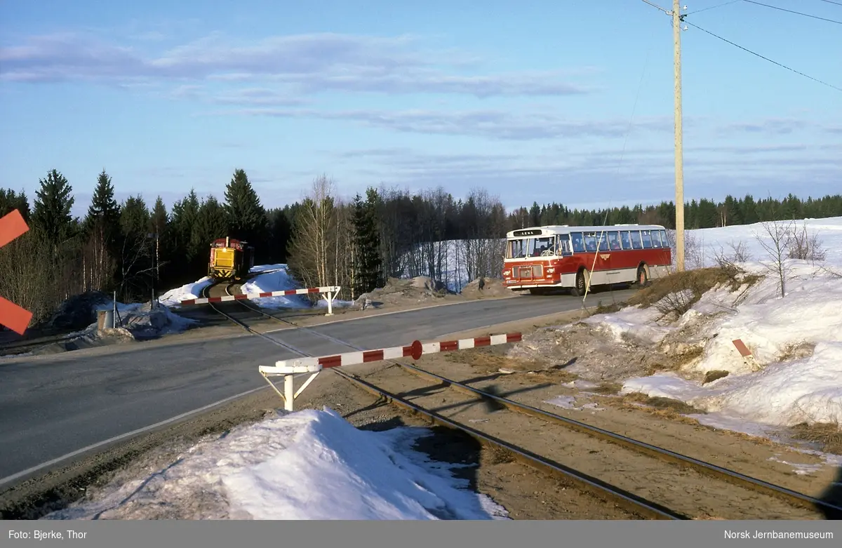 Diesellokomotiv Di 2 med kipptog 6141 til Skreia ved planovergang i Kolbu