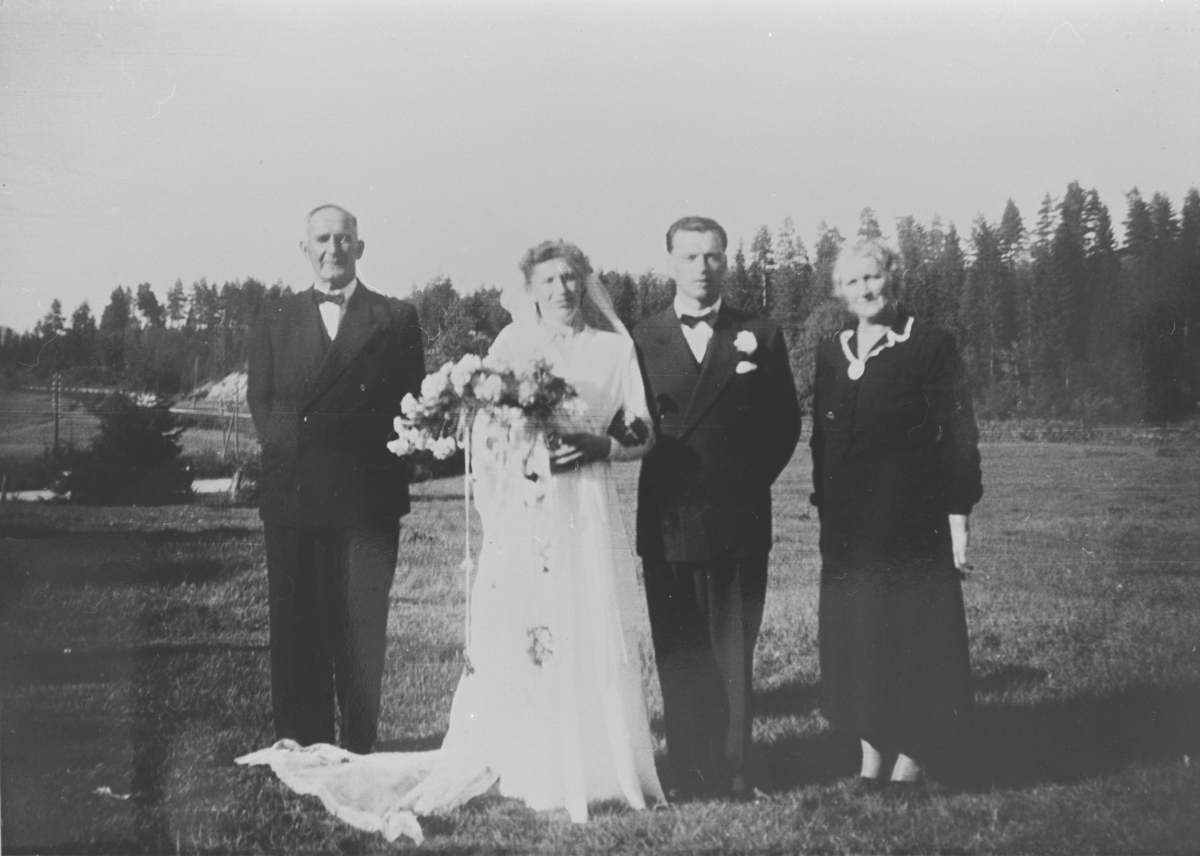 Bryllupsbilde av Live (f. Øen) og Wilhelm Bomstad. Svigerforeldre Marie (f. Langerud) og Per Øen. Uten år, antagelig omkring 1950.