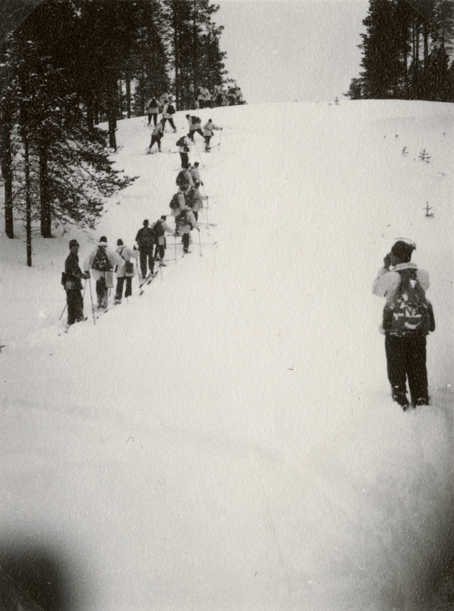 Text i fotoalbum: "AIHS vinterfältövning vid Sälen 15.-22. febr. 1942. Rekognosering i gränsgatan till Norge 16/2".