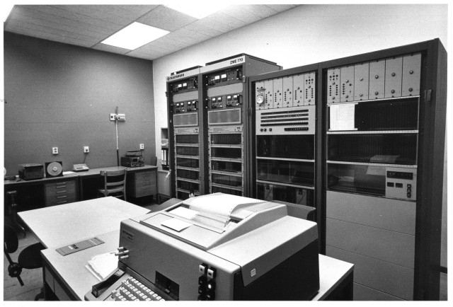 Rum med datorutrustning, innefattande centralelektronik,
mellanelektronik och bl a en fjärrskrivmaskin, i förgrunden.