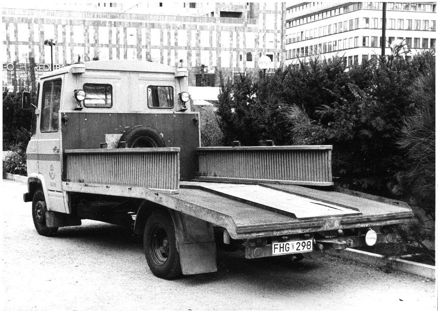 Dragbil till Postens "ordinarie" husvagn, som tjänstgör som postexpedition. Bilen - en Mercedes har fordonsnr 99.250" och
registreringsnummer "FHG 298". Bilden är tagen snett bakifrån vänster sida.