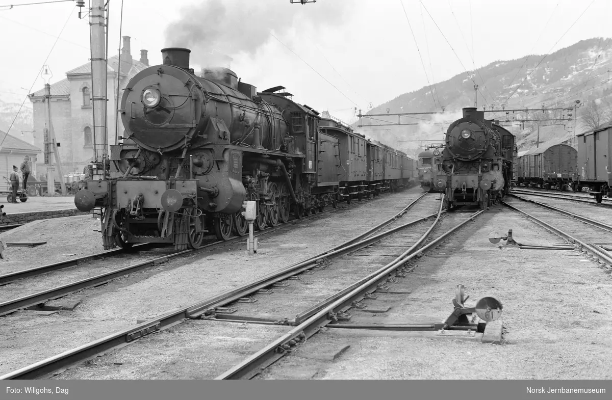 Damplokomotiv type 31b nr. 449 (til venstre) med persontog på Voss stasjon. Til høyre damplokomotiv type 31b nr. 431