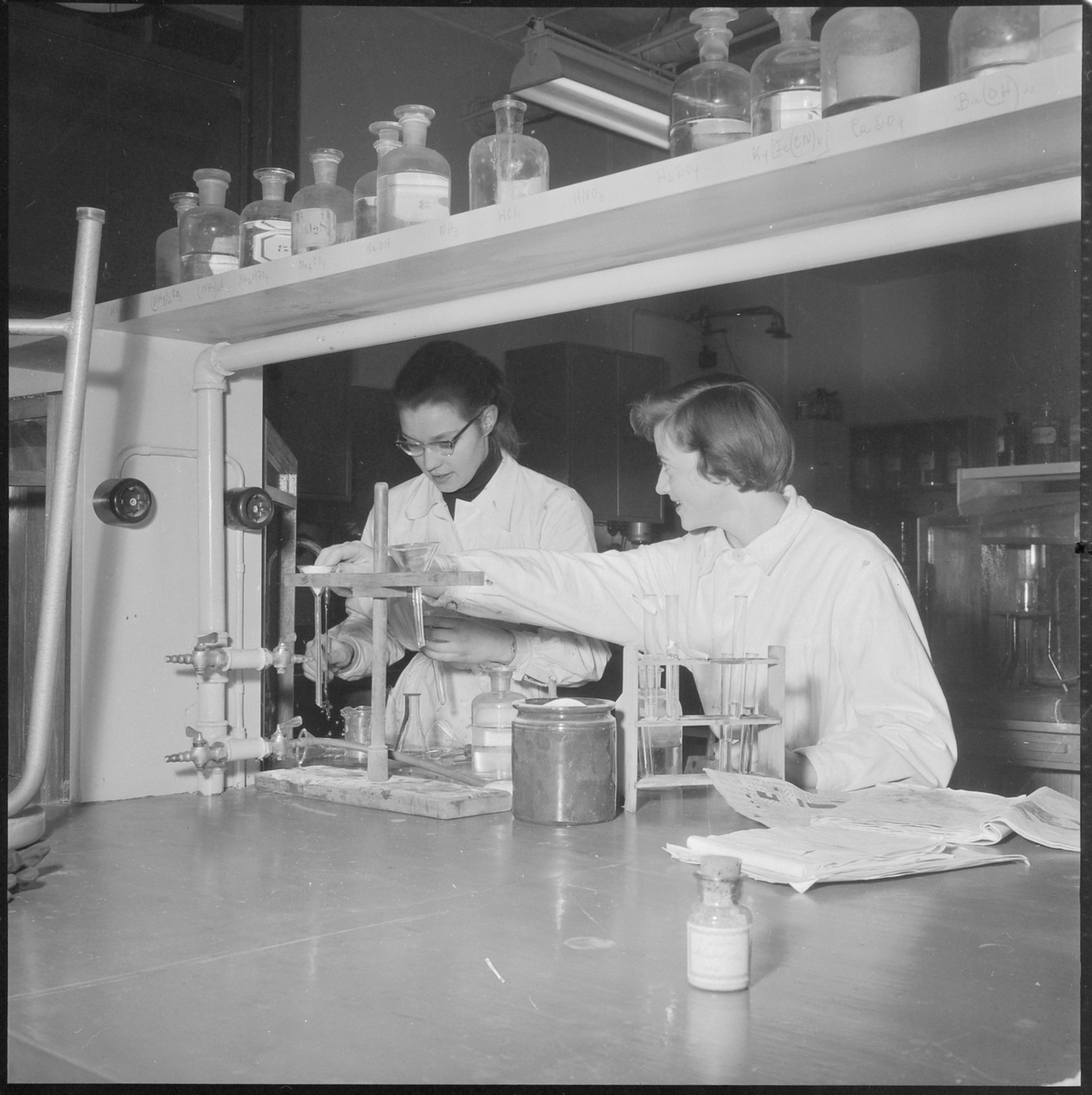 Kvinnelige studenter på kjemilaboratoriet ved Norges Tekniske Høyskole
