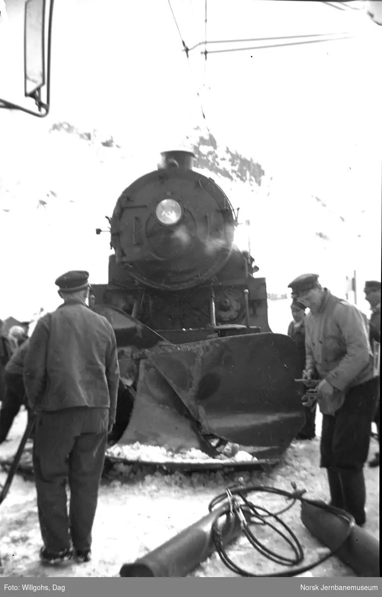 Damplokomotiv type 31b i dagtoget fra Oslo Ø til Bergen har støtt sammen med et elektrisk lokomotiv type El 9 på Myrdal stasjon