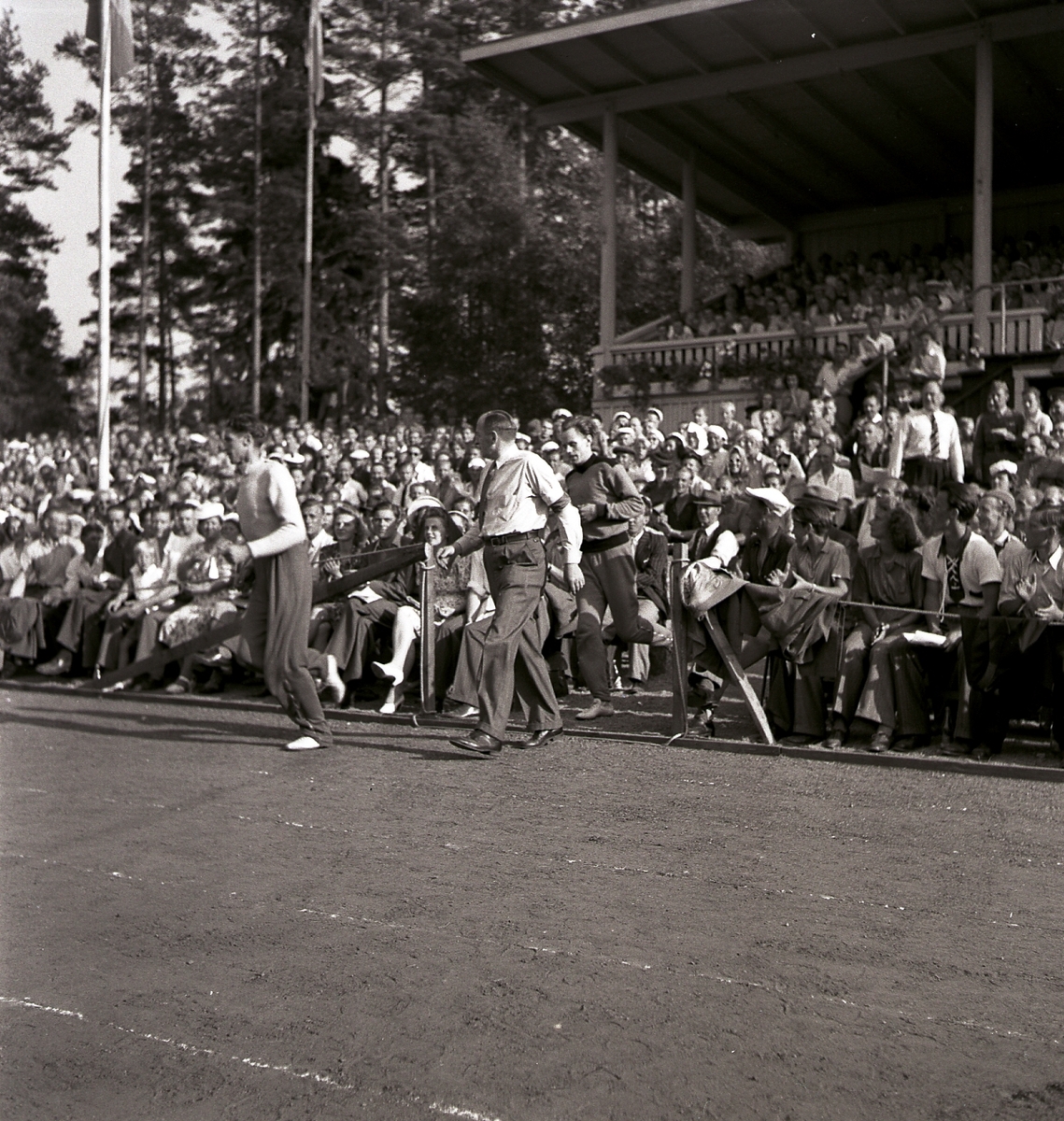 Idrottstävlingar på Värendsvallen, 1944.
Publikbild, med en del av hedersläktaren.
