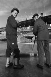 Banemannskapet på Bislett Stadion preparerer isen før Europa