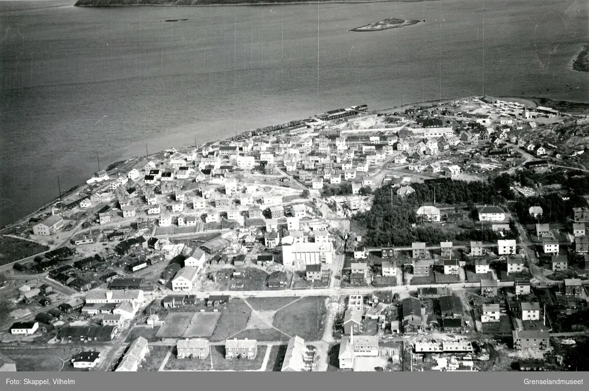 Flyfoto over deler av  Kirkenes by.