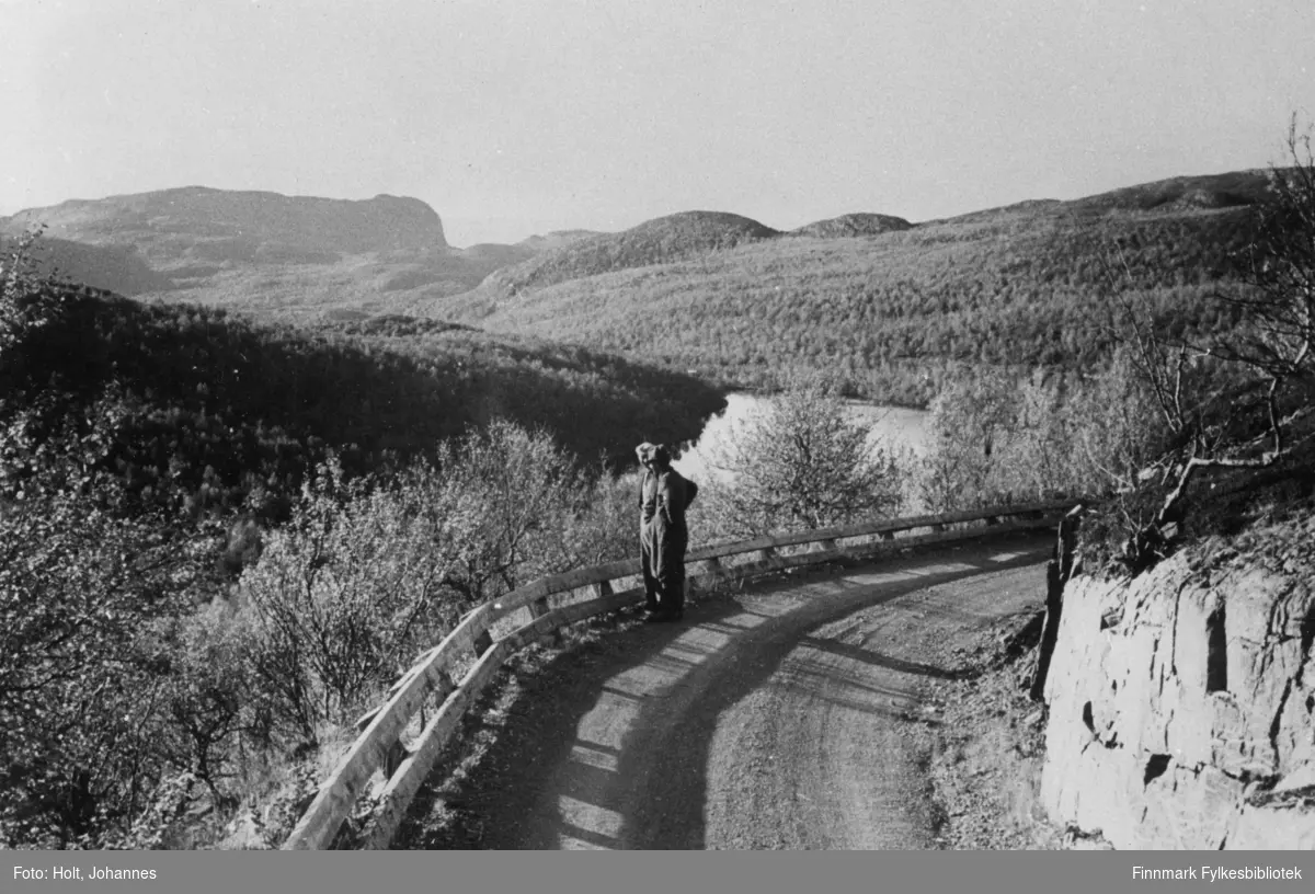 Riksvei 50 ned mot Ifjord, personen på bildet er ukjent. Etterkrigstid, 1946.