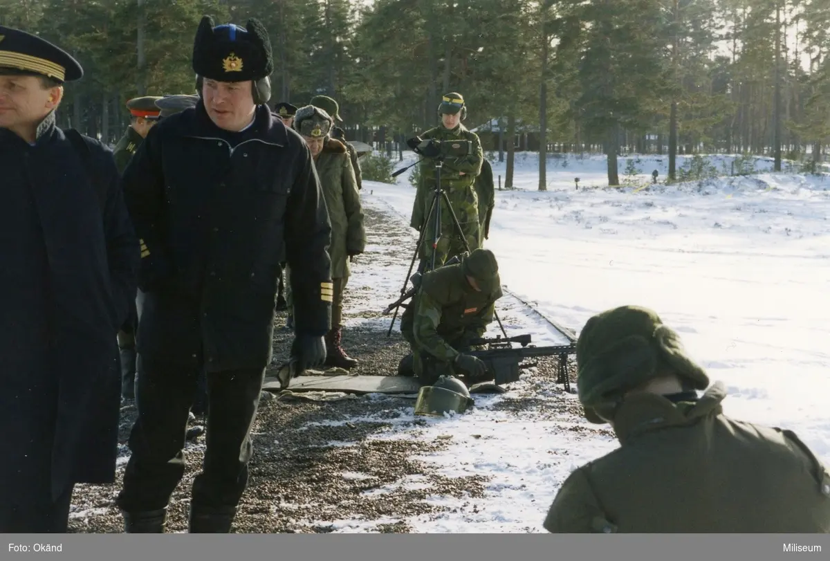 Utländska attachéer följer övningar en kall vinterdag. Ing 2.

Vapen prövning, AG 90 (Automatgevär 90).