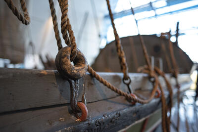 Detalj fra Fembøringen, den største båten i samlingen. Foto/Photo