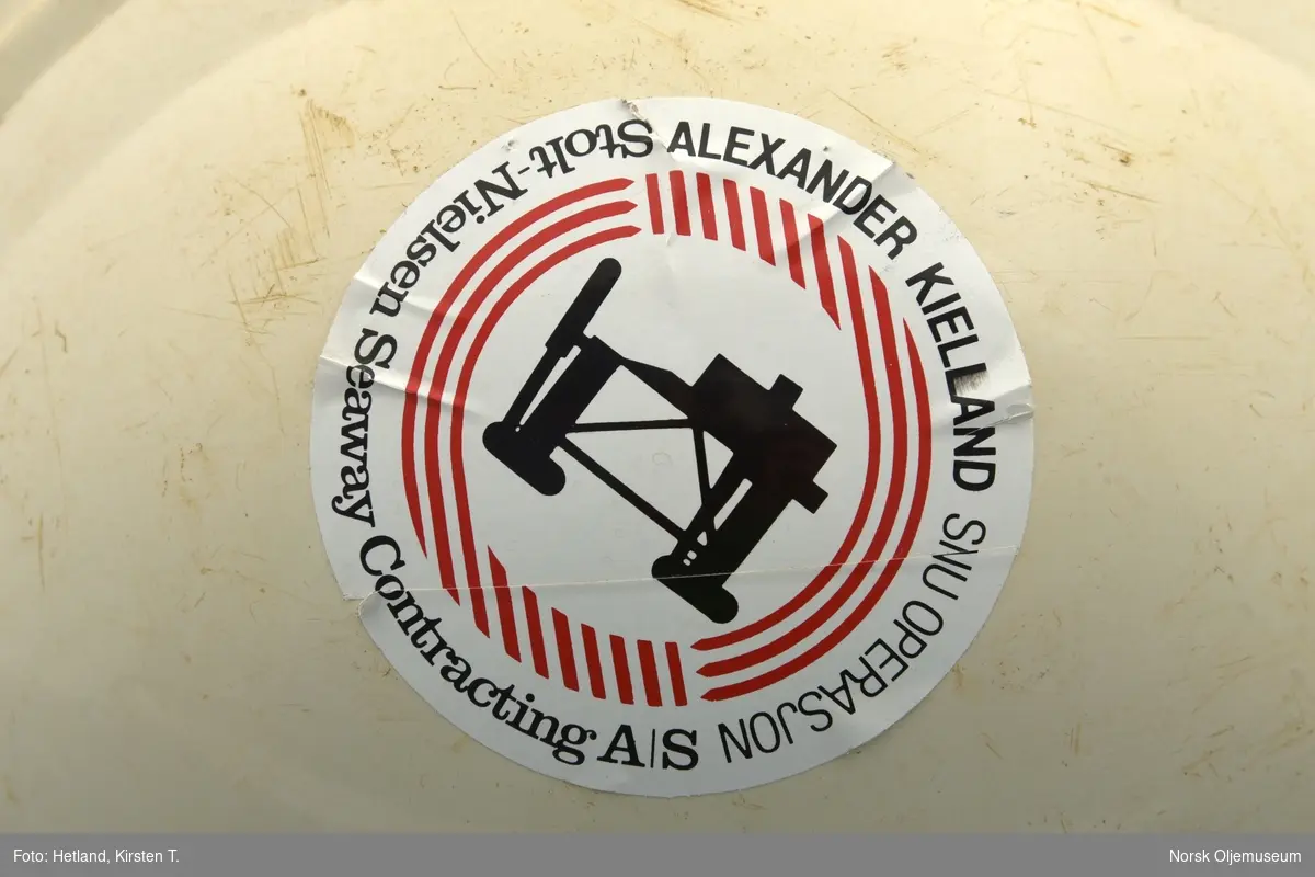 Vernehjelm med navneskilt foran og klistremerker. Hjelmen ble brukt i forbindelse med snuingen av Alexander L. Kielland plattformen.