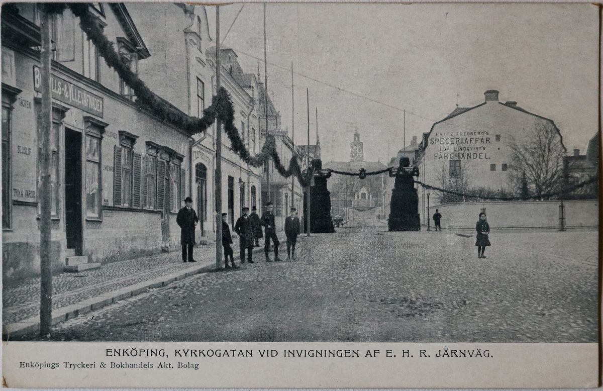 Kyrkogatan/stora torget, Enköping, 1906.

Fotot taget i samband med invigningen av Enköping-Heby-Runhällen Järnväg november 1906. Stora torget till höger och Kyrkogatan rakt fram.