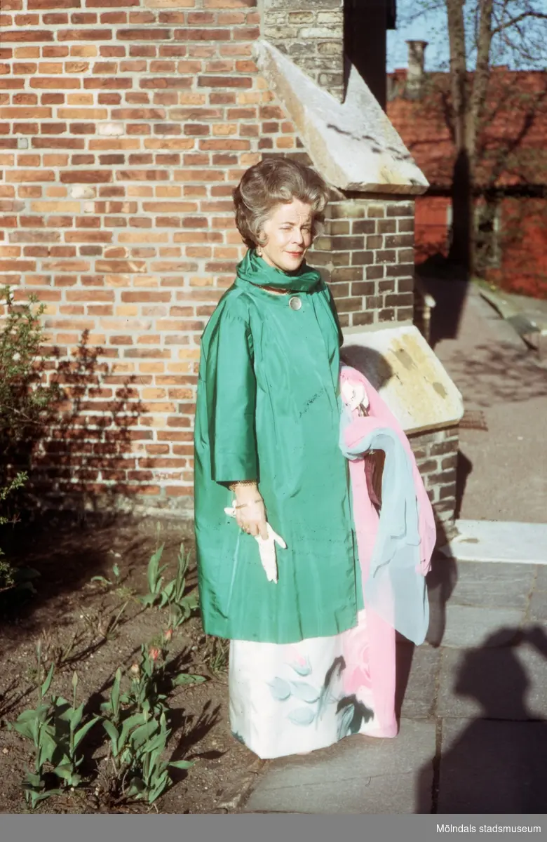 Margit Wannerberg på bröllop utanför S:ta Birgittas kapell. Efter 1975.
