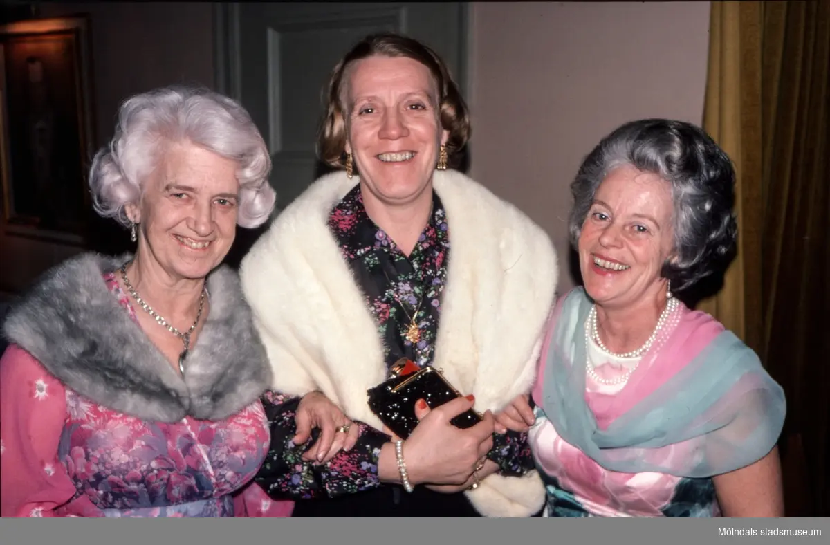 Margit Wannerberg (till vänster) med sina två serminarielärare, förskollärare och bästa vänninor (okända) firar Margits silverbröllop den 9 april 1977.