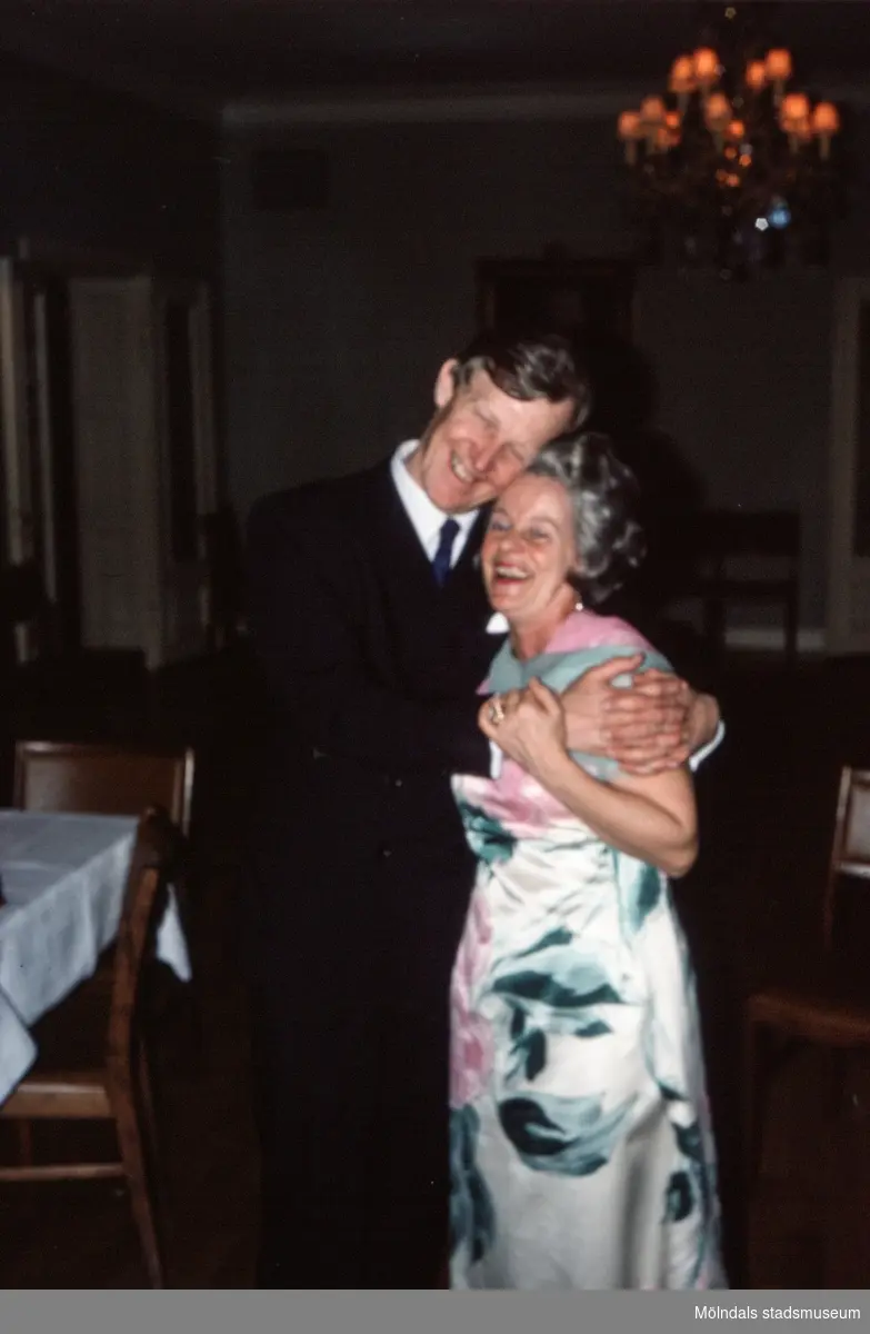 Margit Wannerberg (till höger) och Rolf Lindahl firar hennes silverbröllop den 9 april 1977.