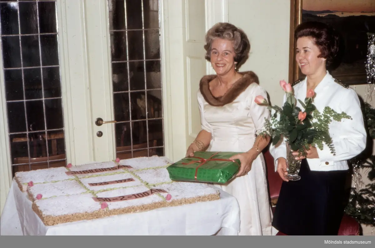 Margit (till vänster) och hennes syster. 
Födelsedagen firades den 21 dec 1973 i Ordenhuset på Lennart Torstenssonsgatan i Göteborg.