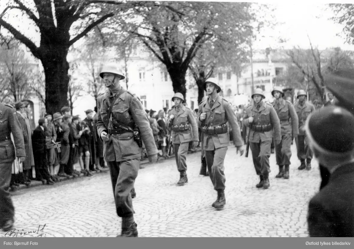 Polititroppene (svensketroppene) paraderer mai 1945.asjonen i Østfold, taler 17.5. 1945 fra balkongen på Lykkeberg.