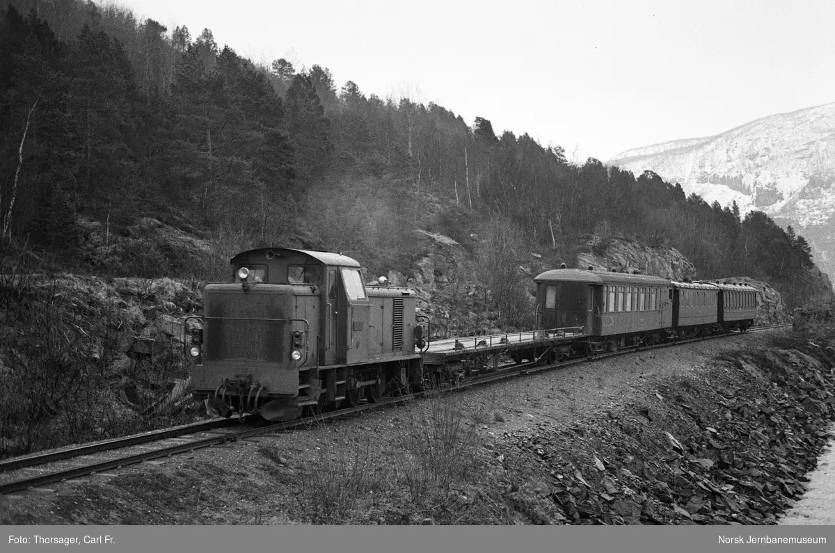 Sulitjelmabanens diesellokomotiv SAULO med blandet tog i nærheten av Finneid stasjon