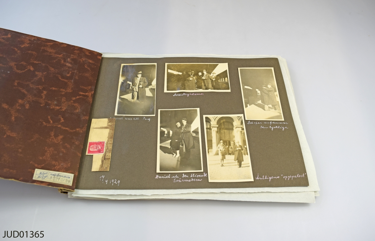 Fotoalbum sammanställt av Anna Riwkin själv, innehållande fotografier från hennes och maken Daniels Bricks bröllopsresa i Wien sommaren 1929.