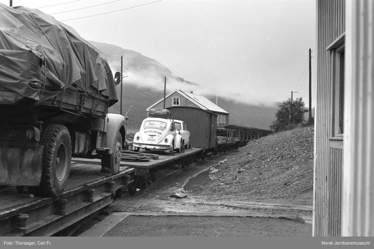 Et av de siste togene på Sulitjelmabanen før banens nedleggelse kjører fra Lomi stasjon