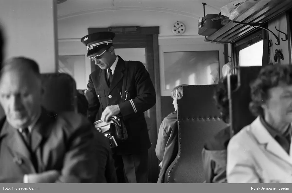 Konduktør Gunnar Kvæl foretar billettkontroll ombord i et av de siste togene til Finneid før Sulitjelmabanens nedleggelse