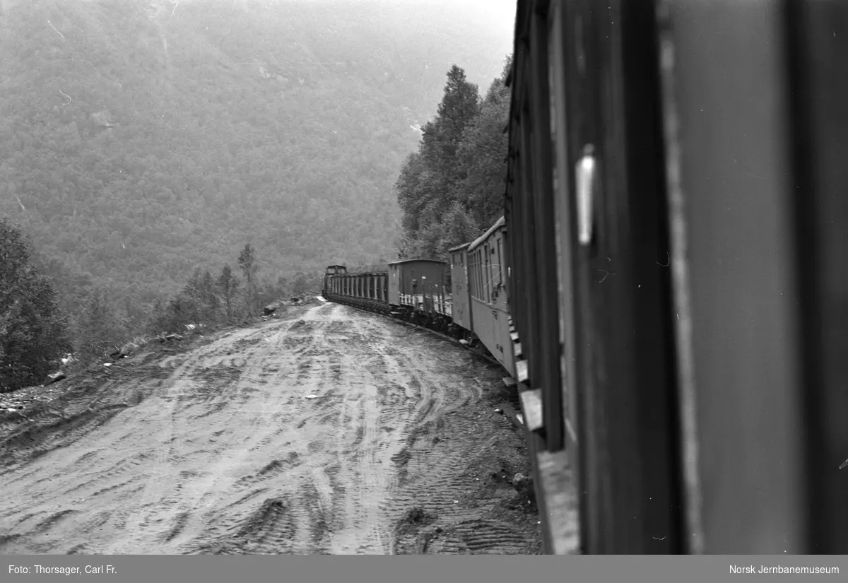 Ombord i et av de siste togene til Finneid før Sulitjelmabanens nedleggelse. Utfylling for bygging av ny vei pågår