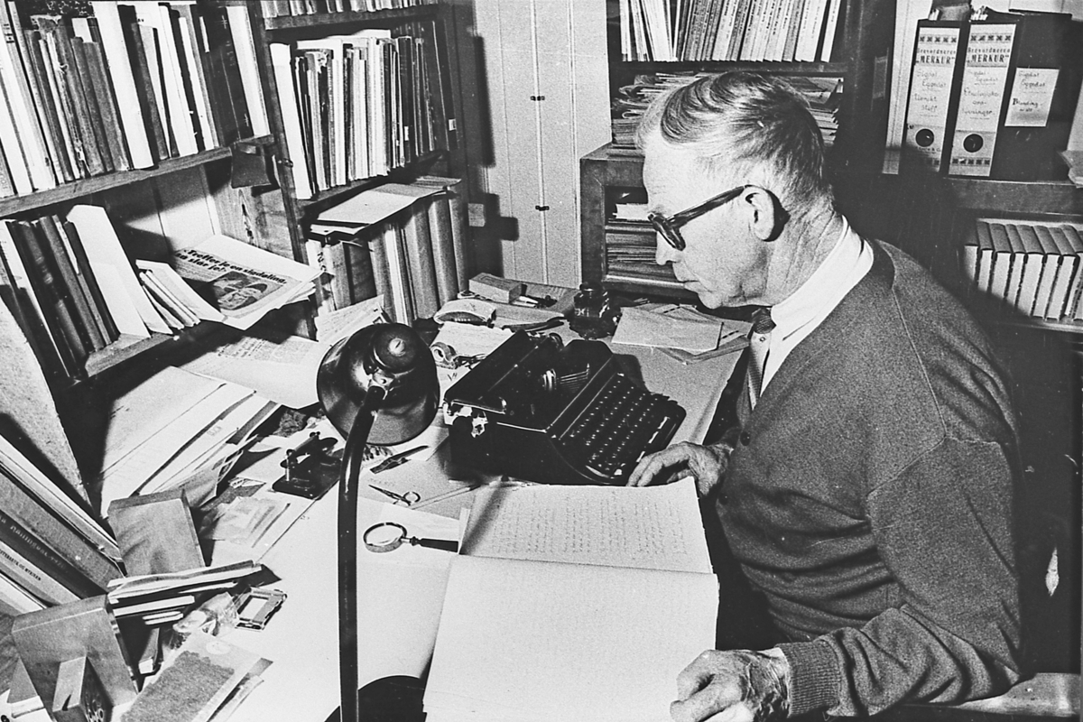 Bygdebokforfatter Andreas Mørch ved arbeidsbordet. 1970-årene.