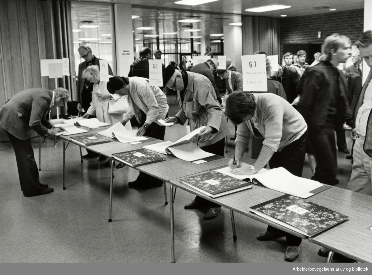 Ligningskontoret på Tøyen i Oslo. Det var lange køer da ligningsprotokollene ble lagt ut. September 1978
