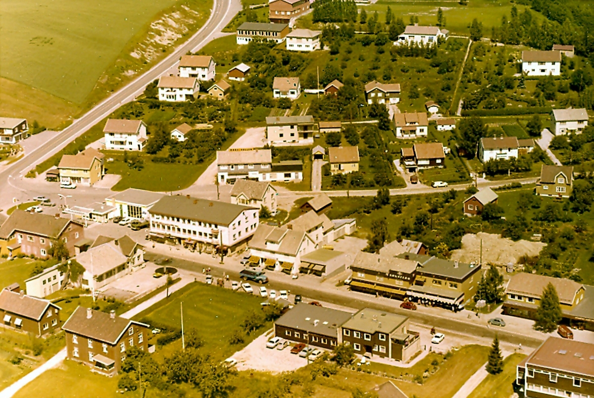 Flyfoto av Bøgata , Gamleveg og Gymnasbakken.