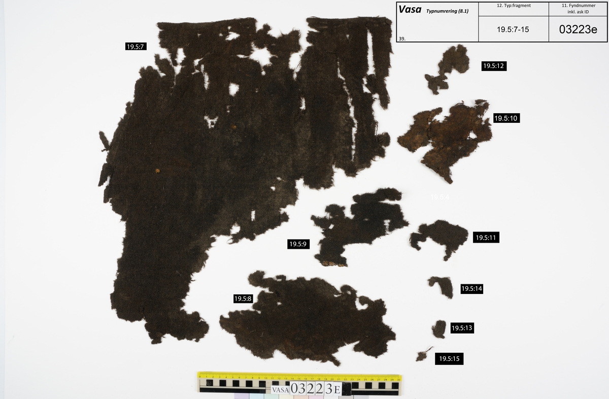 De textilier som hittades i samband med "skelett A" eller Adam som han också har kommit att kallas är fyndnummer 03193 och 03223a-e. Textilfynden är så kallade dykarfynd vilket innebär att de togs upp från Vasa under maj 1960 innan skeppet bärgades. Merparten av "skelett A" hämtades upp samtidigt som dessa textilfynd. Både de textila fynden och skelettdelarna hittades på övre batteridäck, på styrbord sida mellan balk 5-6.
 
Fyndnummer 03223 innehåller 37 textilfragment vilka består av sex olika tyger, uppdelade på fem askar (a-e). Samtliga fragment är vävda av ull men med olika vävtekniker och i olika grovlekar och kvalitéer på garnet. Flera av fragmenten har spår av sömmar och tillskärning vilket tyder på att de kan ha varit delar av klädesplagg. I askarna 03223c och e finns dels fragment av samma tyg men även fragment med mycket liknande, dock inte samma, karaktär på vävens utseende, yta och egenskaper. Fragmenten har även överensstämmande tillskärning, spår av sömmar, veckning och bristningsmönster som tyder på att de ursprungligen varit delar av en byxa. Det är möjligt att fragmenten, trots att de kommer från olika tyger tillsammans har utgjort ett och samma par byxor.
 
 För mer detaljerad information från textildokumentationen (år 2020) se länkade filer.