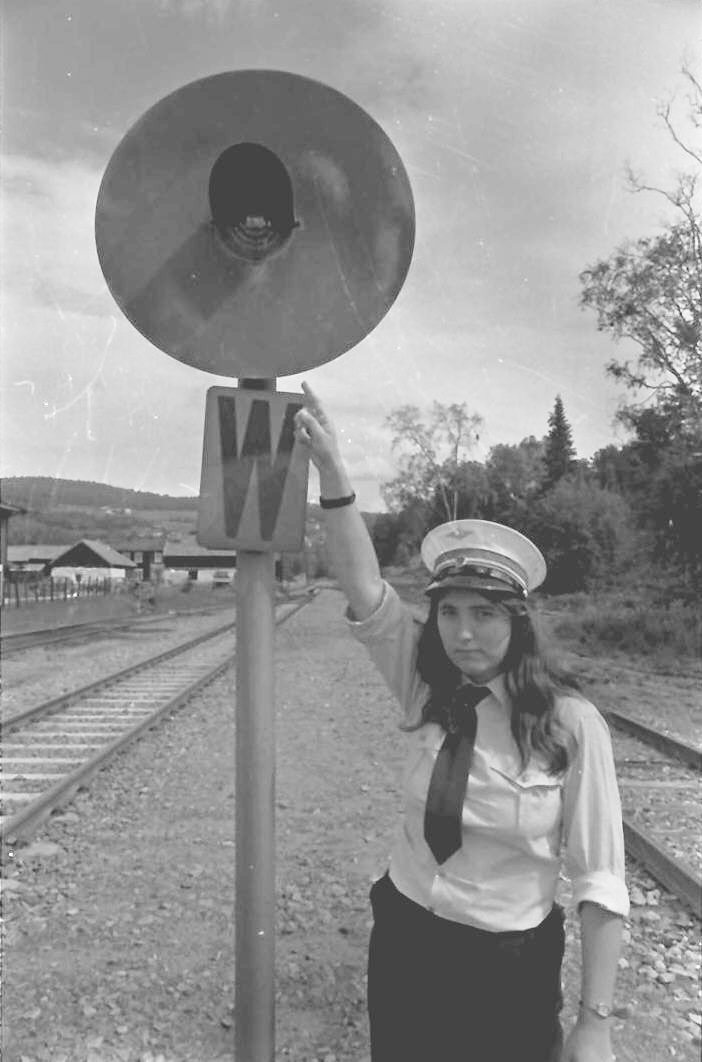 Kvinnelig stasjonsmester på Tolga. 