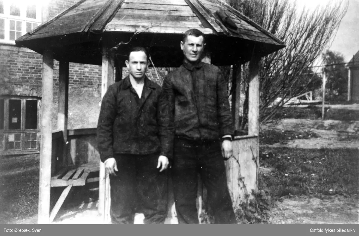 Russiske (ant.) krigsfanger fotografert 8. mai 1945. Russerne var tvangsarbeidere for tyskerne ved luftvernanleggene på Hauge og Saksegård i Rolvsøy.