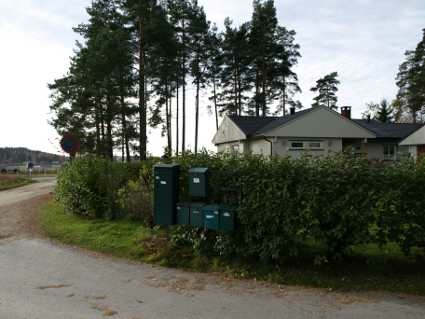 I det nåværende veikrysset rett ved siden av E18 var det en leirplass. På andre siden av E18 finnes ennå Mormarken travbane.. Foto: Bodil Andersson, Østfoldmuseene - Halden historiske Samlinger.