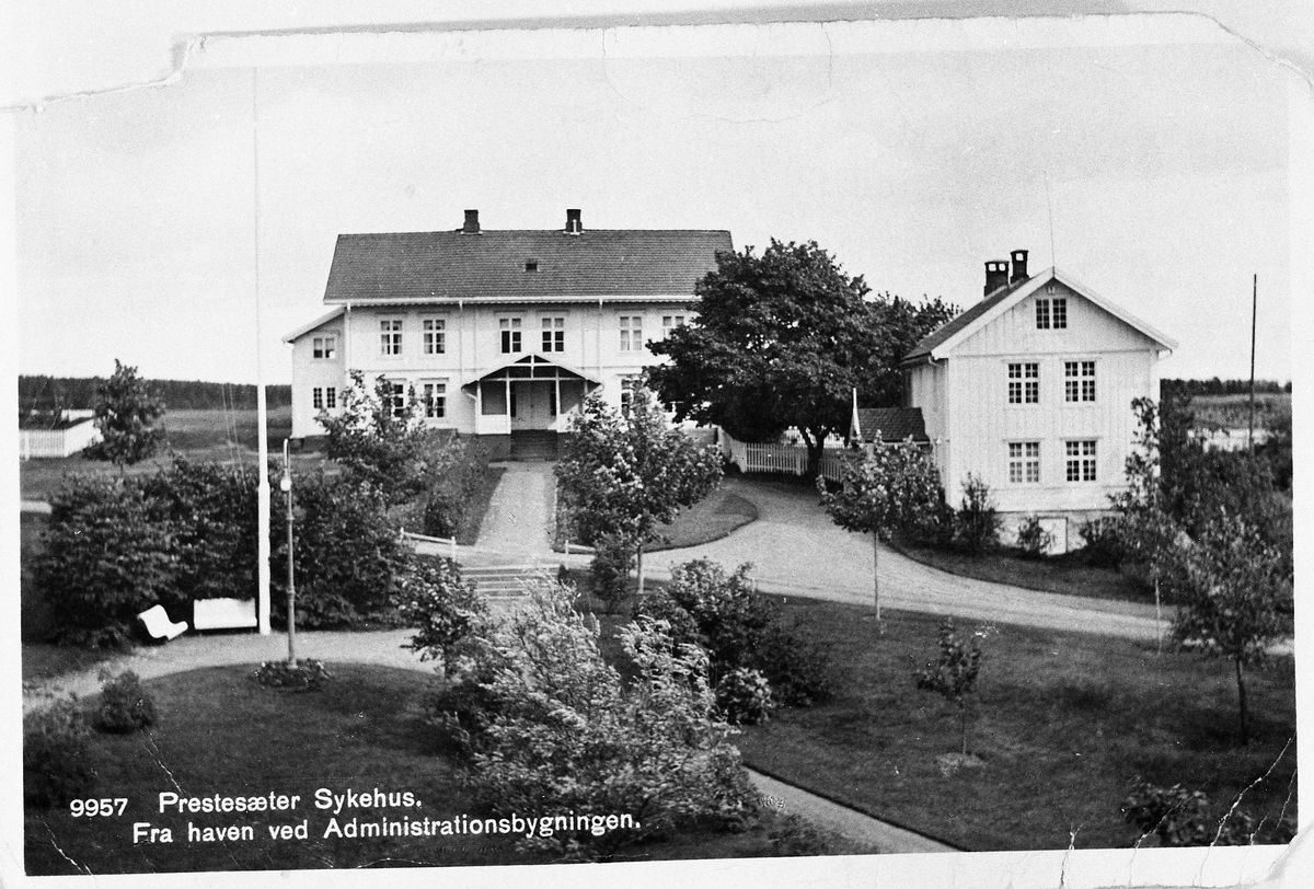 Prestesæter gård (sykehus) i Vestre Toten 1934. Postkort med hovedbygningene. Gården ble solgt i 1911.