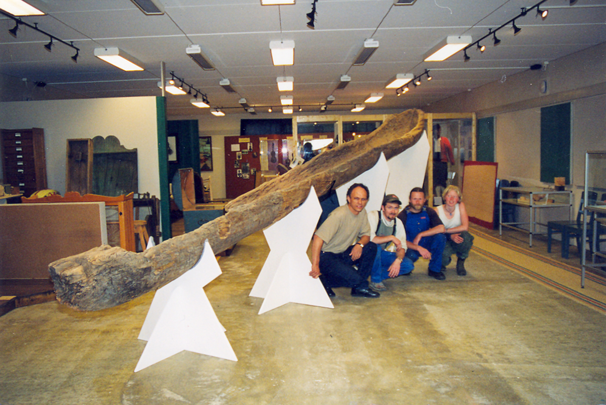 Tre bilde av stokkebåten på Bø museum