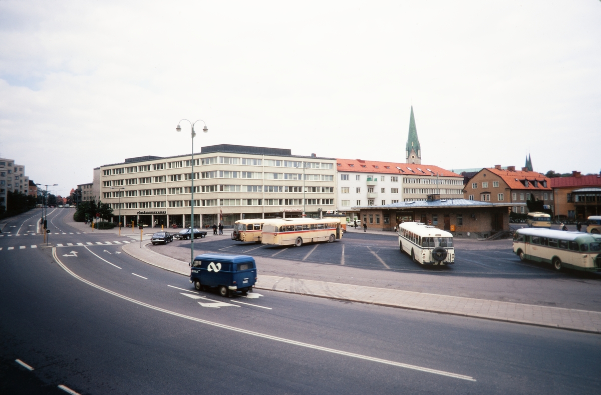 Bilder från staden Linköping. Gamla Busstorget vid korsningen ...