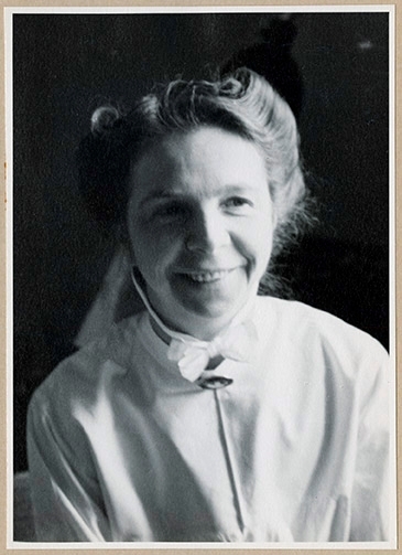 Bilder ur överläkare Gösta Lundhs fotoalbum. 1950-tal.
Personalporträtt.
Barbro Dufvander, labratoriesjuksköterska.
Arbetade även på röntgen och medicinförrådet som sorterade under husmor.