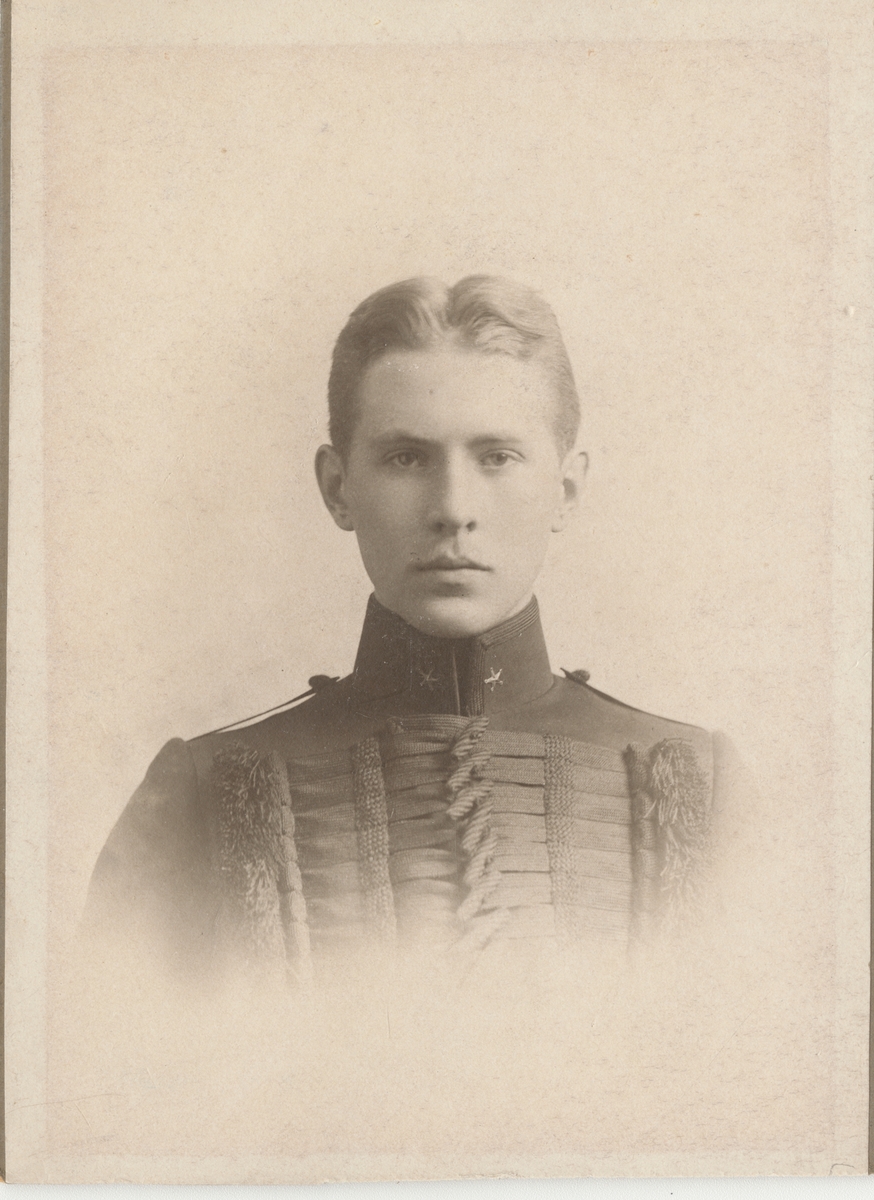 Porträtt av Archibald Douglas, underlöjtnant vid Livregementet till häst K 1.

Se även bild AMA.0000799.