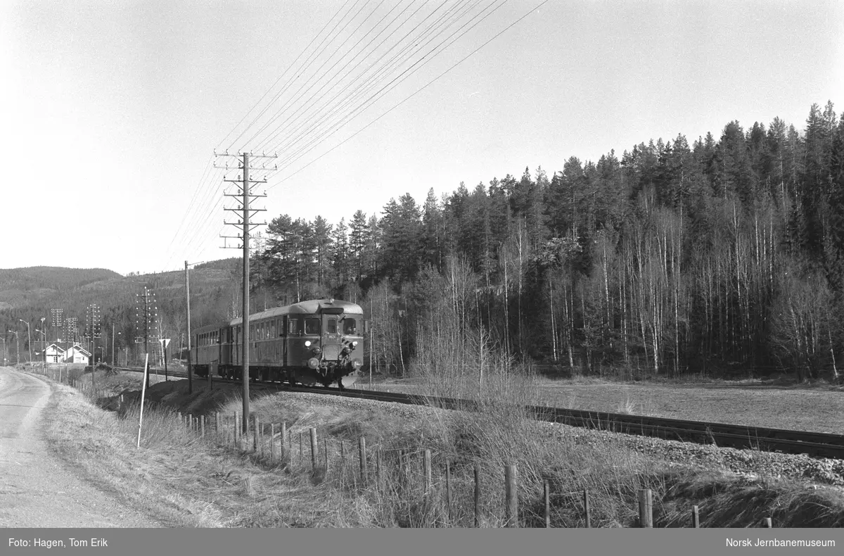 Dieselmotorvogn BM 86 24 og styrevogn BFS 86 med persontog til Hamar kjører ut fra Rasta stasjon på Rørosbanen