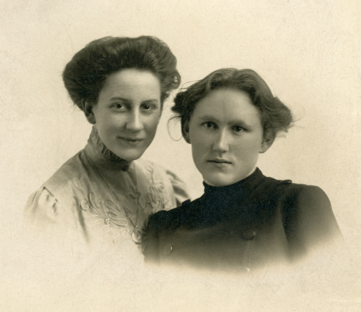 Postkort sendt frå USA til Gunhild Helland, Stathelle.  Til venstre er Edith Schulz, kona til Gunnar G. Helland.