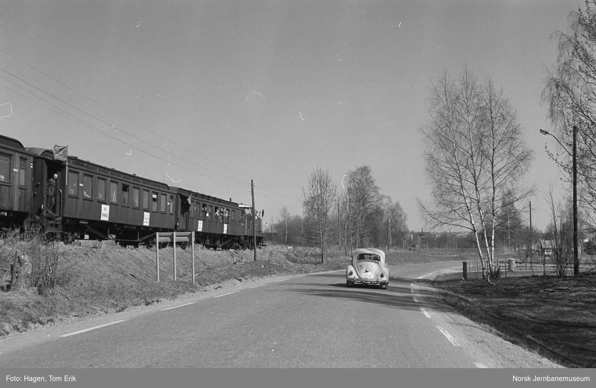 Diesellokomotiv Di 2 845 med jernbaneaksjonens ekstratog til Skreia mellom Bøverbru og Kolbu stasjoner