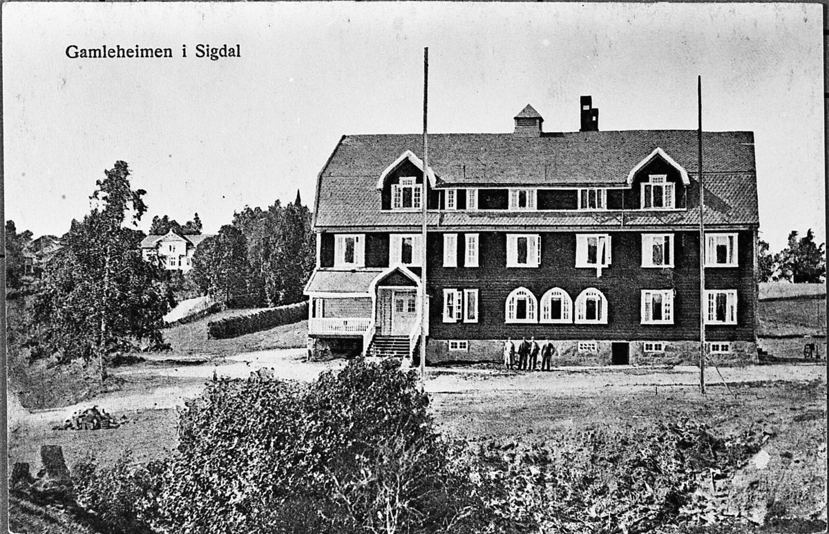 "Gamleheimen i Sigdal", det nåværende Folkemusikksenteret i Buskerud. Postkortmotiv, ca. 1922.