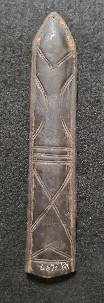Slaktkniv från Hägnan, Sundals Ryrs socken, Dalsland.

Fodral återfunnits men inte kniven 1980.