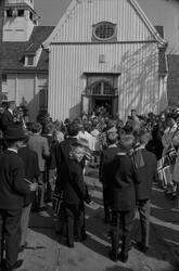 Elever fra Lagård Skole går inn i kirken, 17. mai 1970.