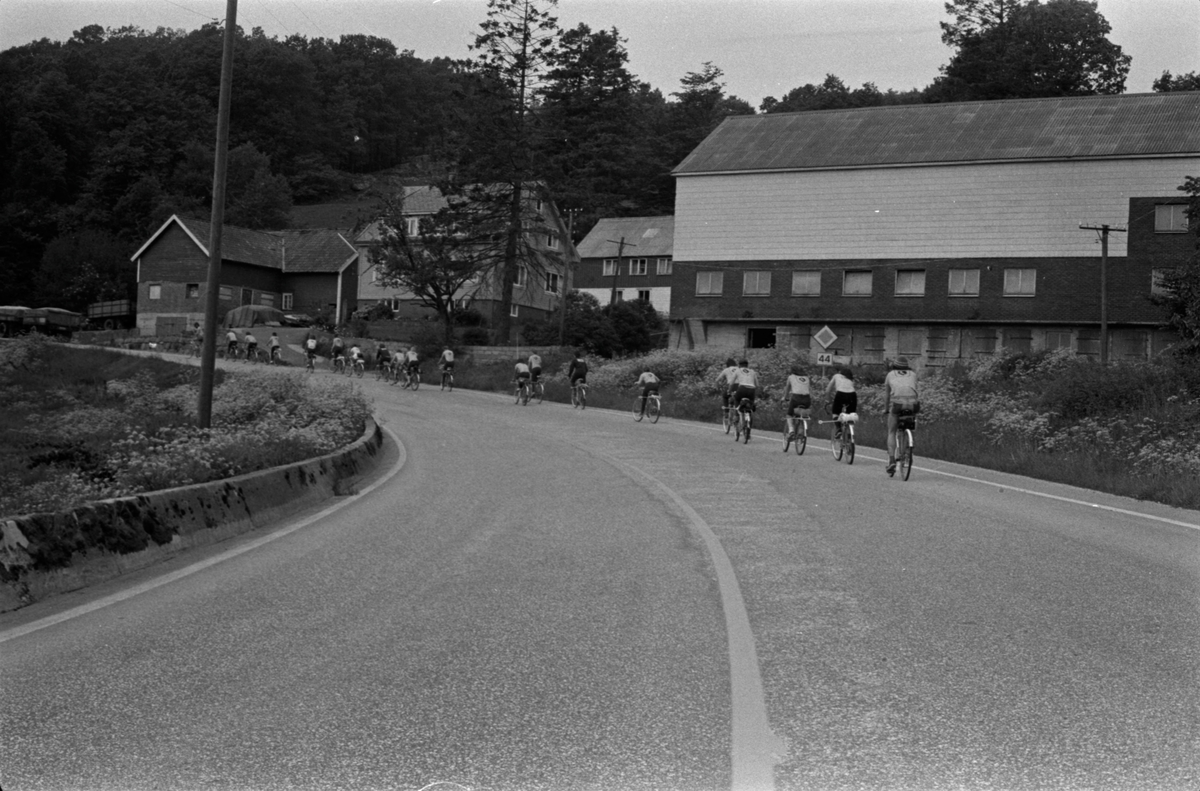 Sykkeløp, ca. 1975. Teten passerer Theodor Tengs gård, Gnr. 49 - B.nr. 3-5-7.