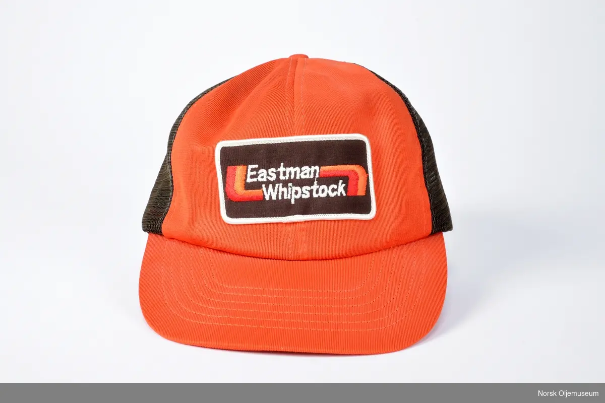 Skyggelue med selskapet Eastman Whipstock sin logo.