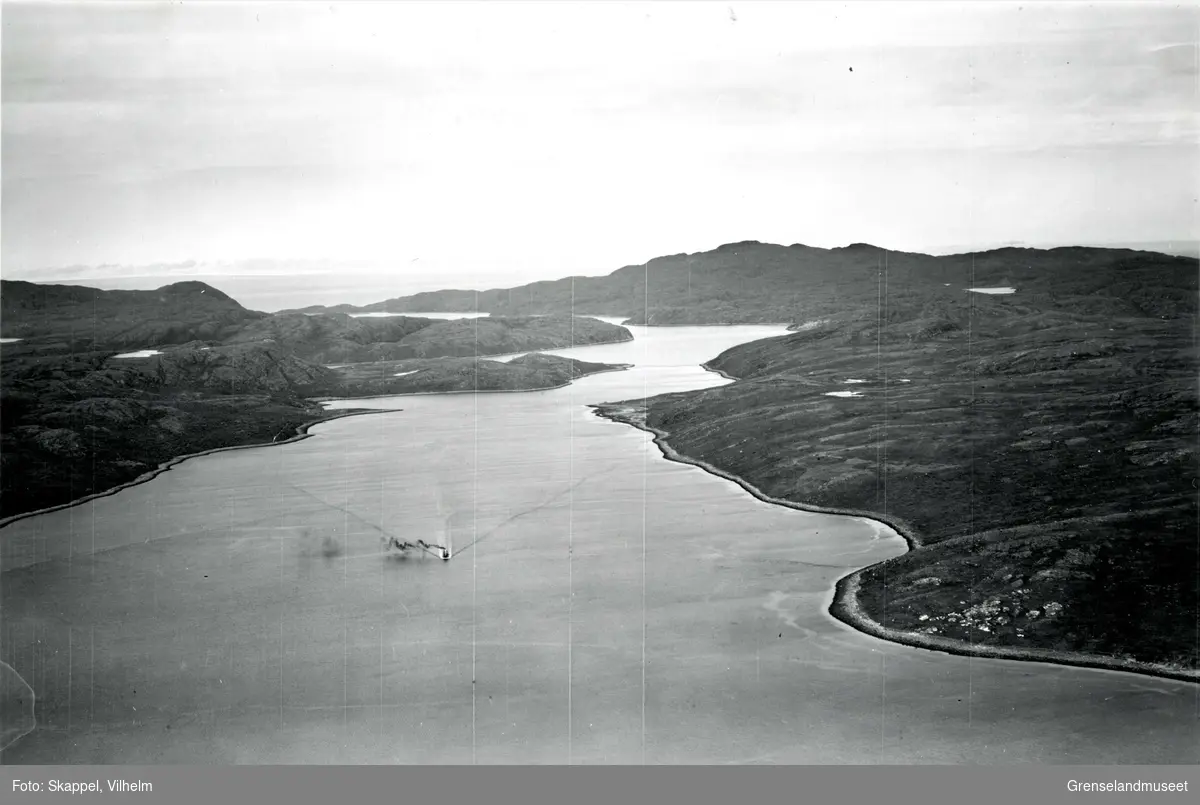 Flyfoto Kjøfjorden. En båt er på vei inn fjorden. - Grenselandmuseet ...