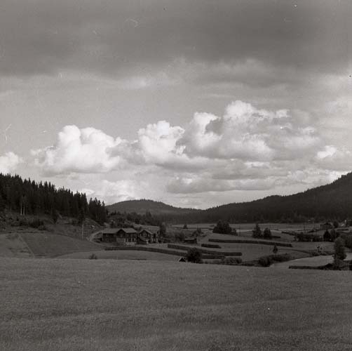 Provfilm - FP3 - på molntagningar, 8 augusti 1956. Vy över Voxnan, Born - Lillbo med moln.
